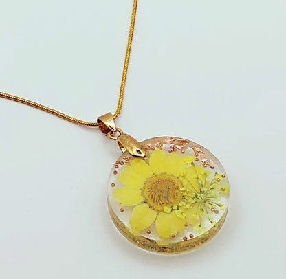 Pendentif Rond orné de fleurs séchées, et sa chaîne - Transparent avec fleurs séchées jaunes et perles dorées - PRETTY RESINE