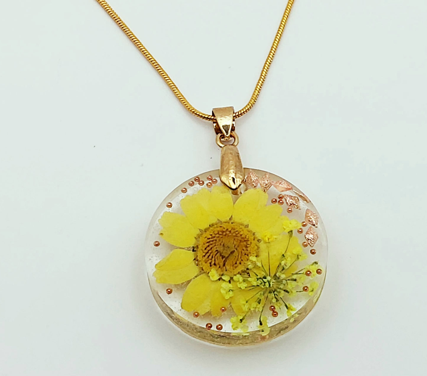 Pendentif Rond orné de fleurs séchées, et sa chaîne - Transparent avec fleurs séchées jaunes et perles dorées - PRETTY RESINE