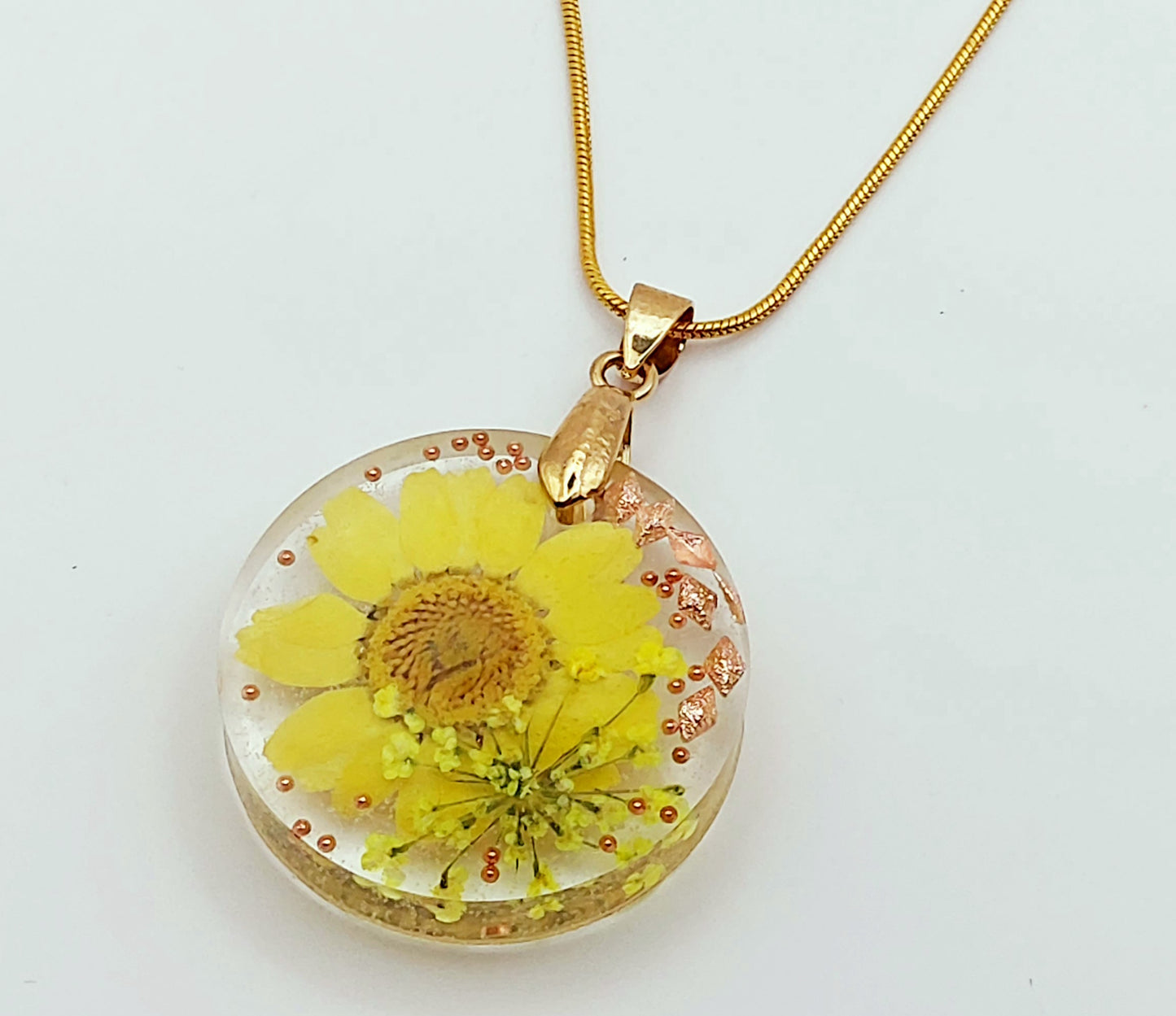 Pendentif Rond orné de fleurs séchées, et sa chaîne - Transparent avec fleurs séchées jaunes et perles dorées - PRETTY RESINE