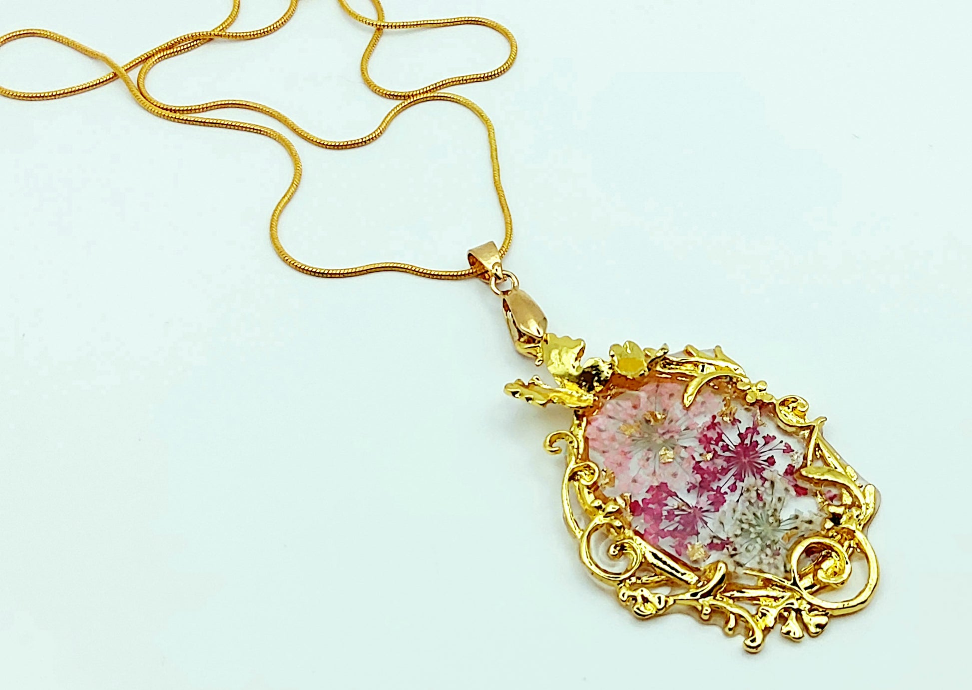 Pendentif Ovale orné de fleurs séchées roses, et sa chaine - Breloque romantique - PRETTY RESINE