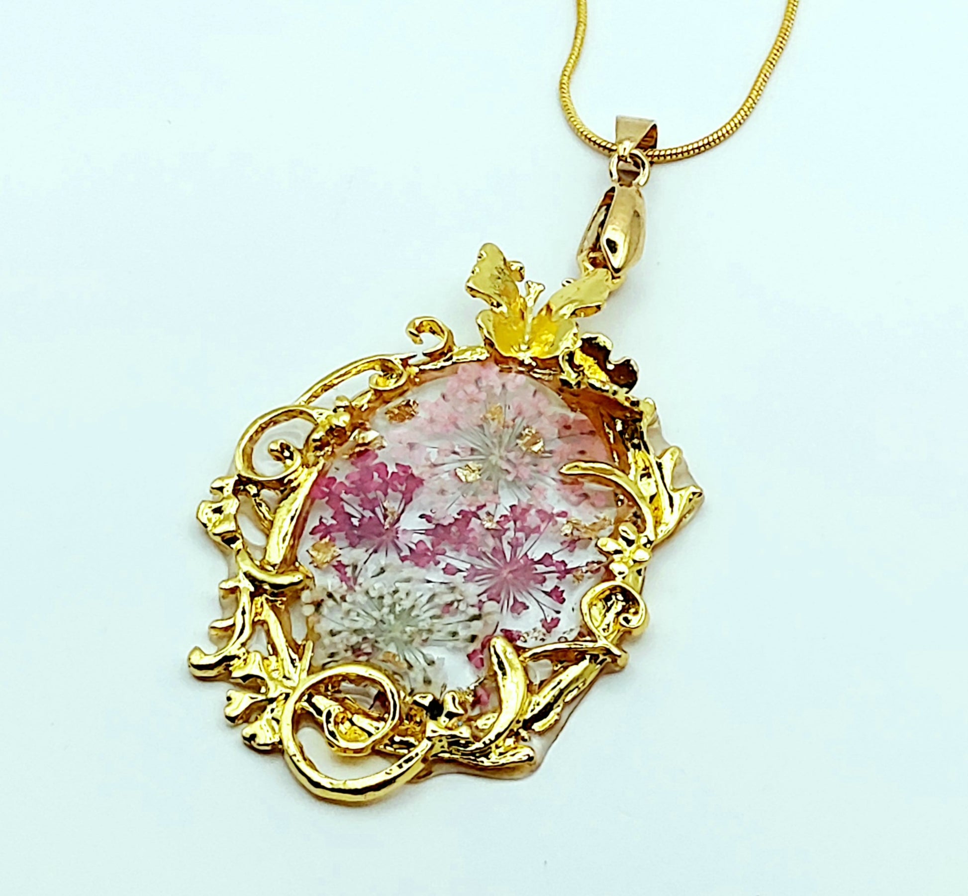 Pendentif Ovale orné de fleurs séchées, et sa chaine - Breloque romantique - Gros plan - PRETTY RESINE