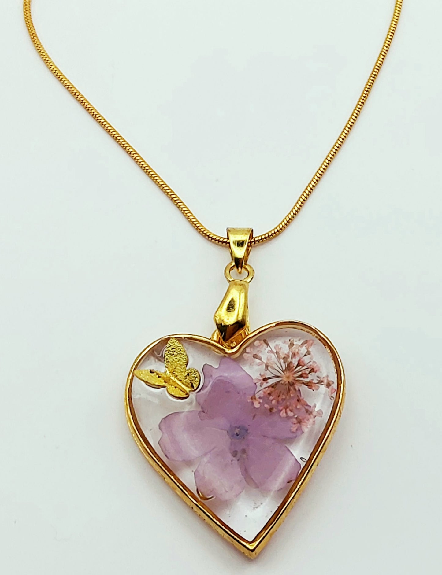 Pendentif Coeur doré et sa chaîne - Fleurs mauves et roses - Papillon doré - PRETTY RESINE