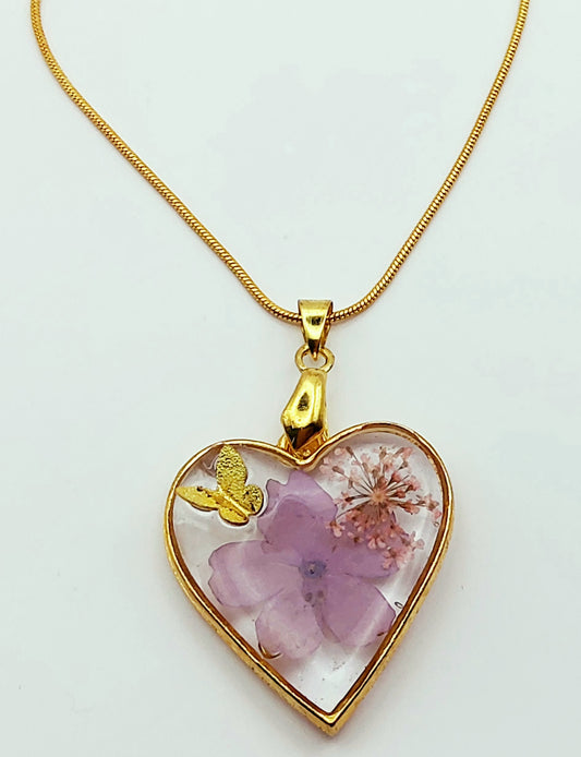 Pendentif Coeur doré et sa chaîne - Fleurs mauves et roses - Papillon doré - PRETTY RESINE