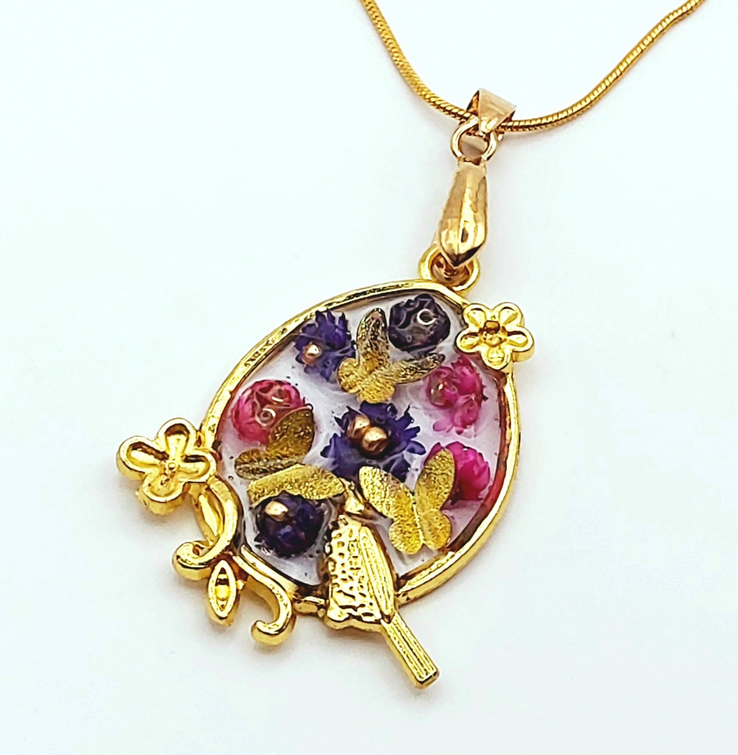 Pendentif Ovale orné de fleurs séchées, et sa chaine - Breloque - Fleurs roses et bleues - Papillons dorés - PRETTY RESINE romantique