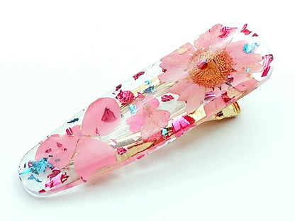 Barrette en résine époxy. Fleurs séchées roses. Feuille d'alu rose et bleu.