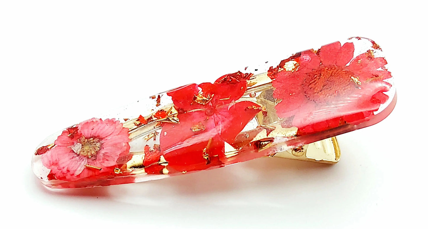 Barrette en résine époxy. Fleurs rouges et feuille d'or.