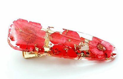 Barrette en résine époxy. Fleurs rouges et feuille d'or.