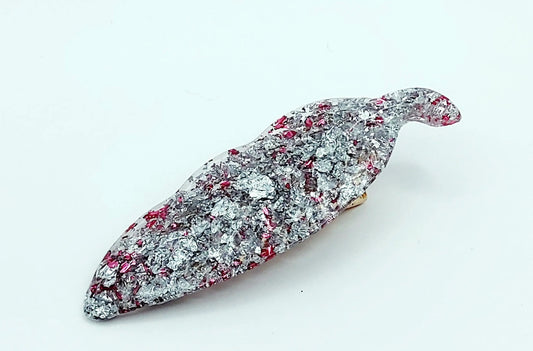 Barrette à cheveux "Feuille" en résine époxy, feuille argent et rose. Gros plan.