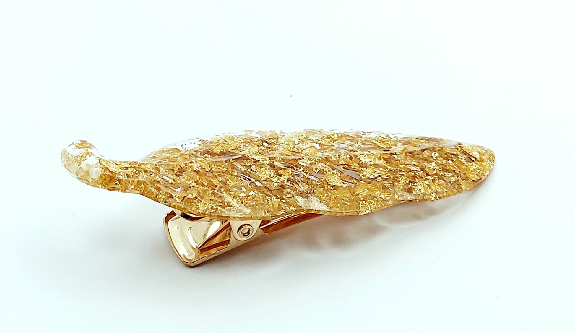 Barrette "Feuille" en résine époxy, transparente avec inclusion de feuille d'or. Pince dorée.