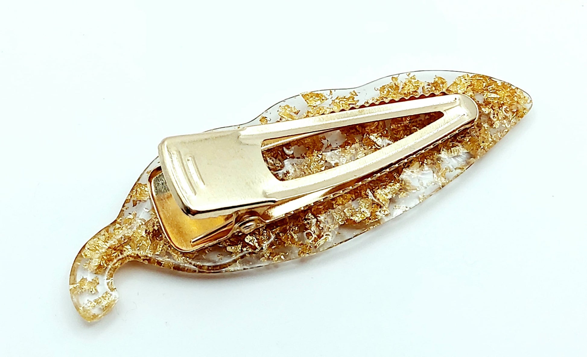 Barrette "Feuille" en résine époxy, transparente avec inclusion de feuille d'or. Vue de dessous.