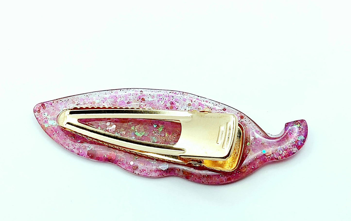 Barrette "Feuille" en résine époxy, paillettes holographiques roses. Vue de dessous.