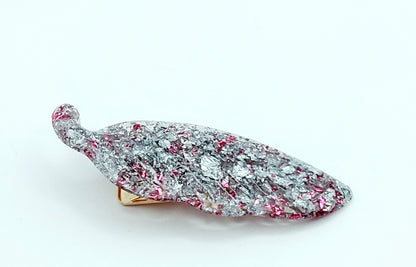 Barrette à cheveux "Feuille" en résine époxy, feuille argent et rose. Gros plan.