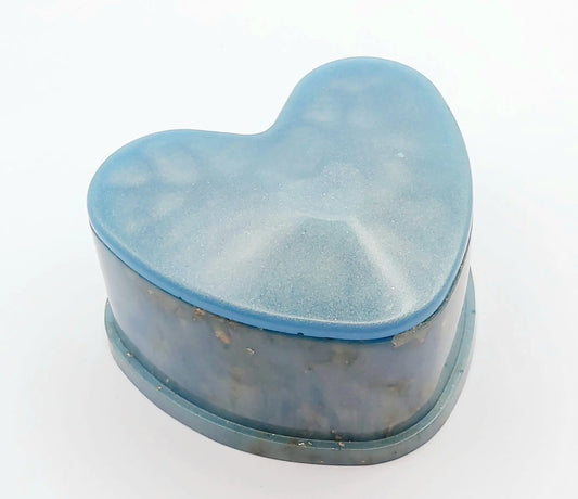 Boîte "Coeur" en résine époxy, bleu et feuille d'or, fermée