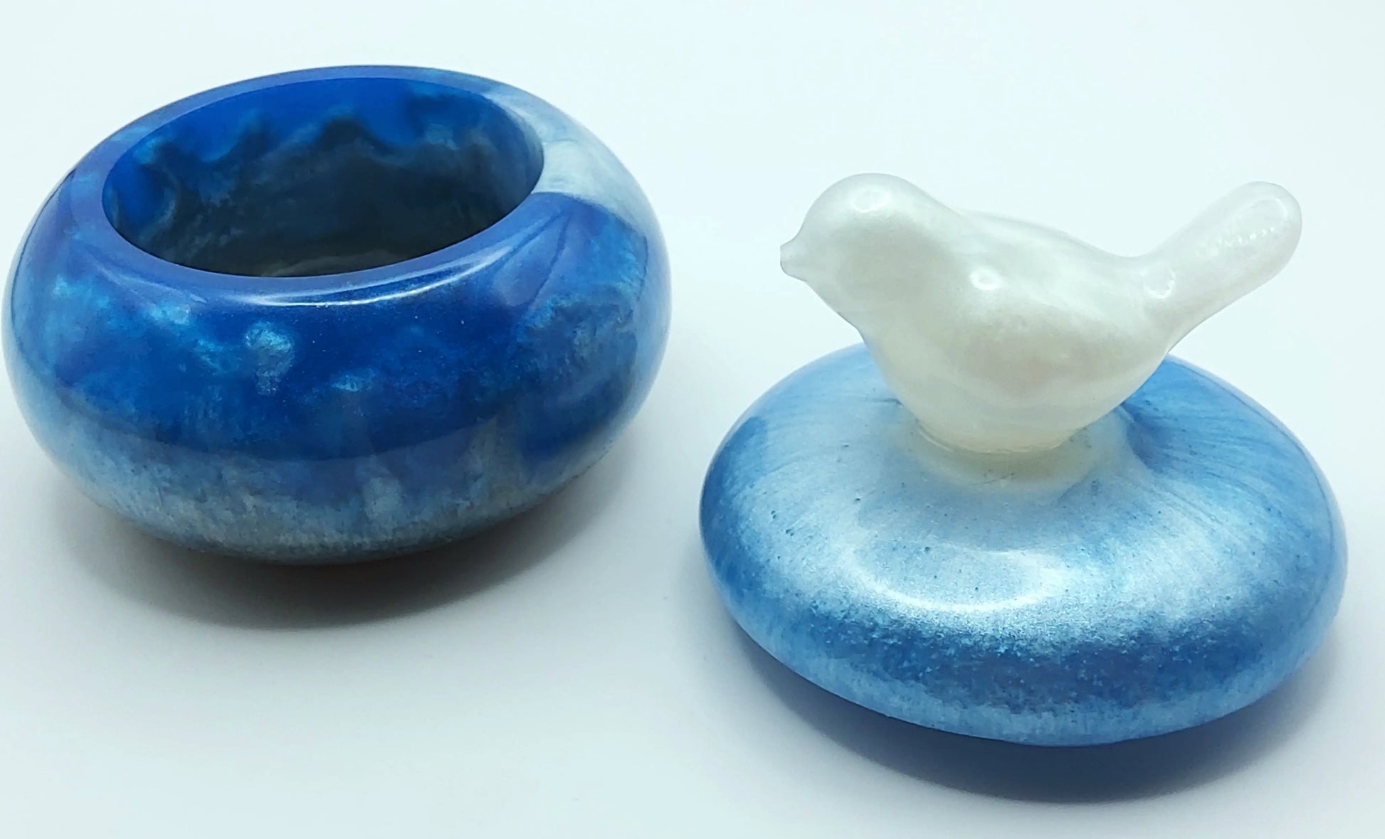 Boîte de rangement RONDE en résine époxy. Marbré bleu et blanc, avec oiseau blanc sur le couvercle - PRETTY RESINE