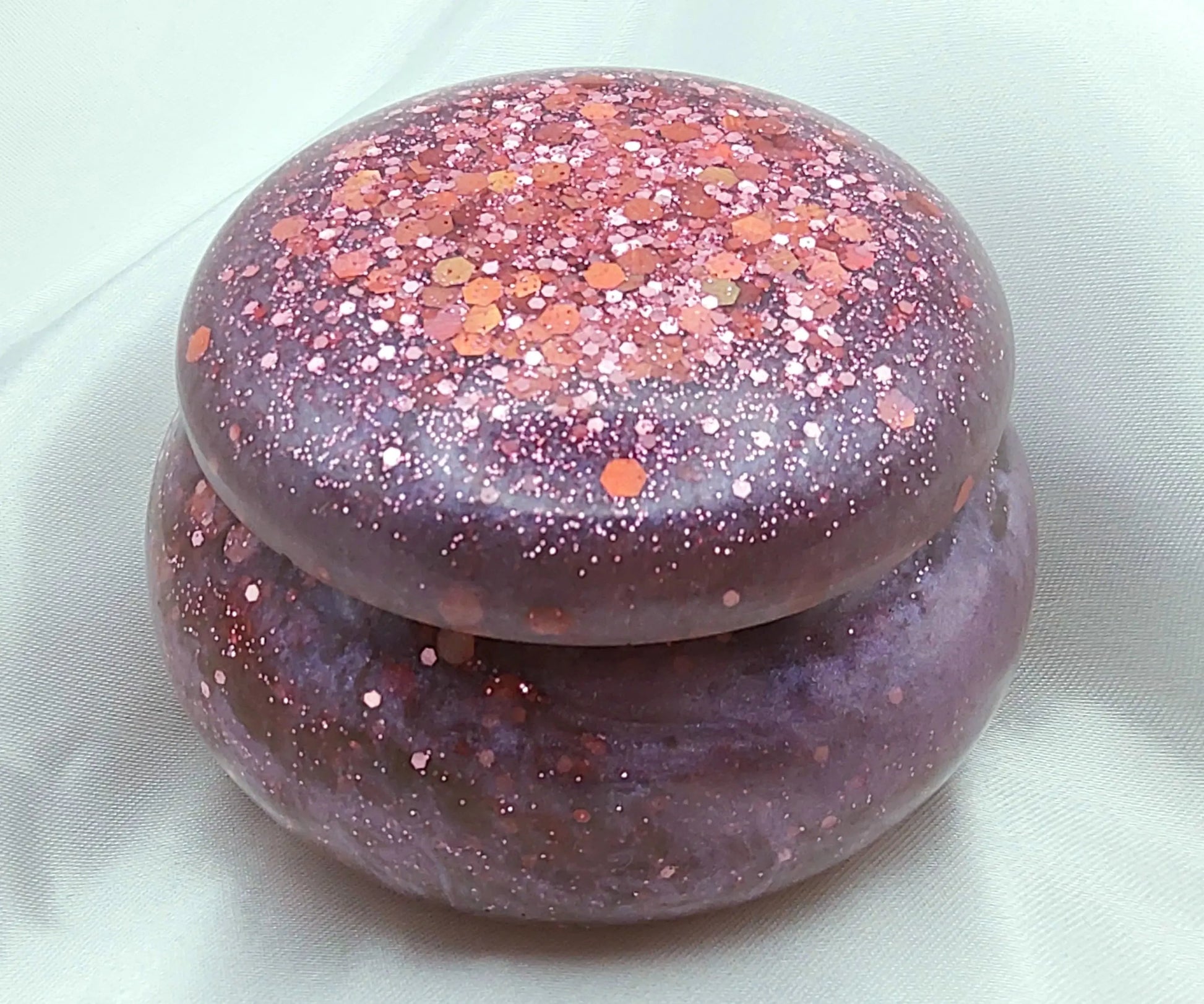 Boîte de rangement RONDE en résine époxy. Mauve et paillettes roses - PRETTY RESINE