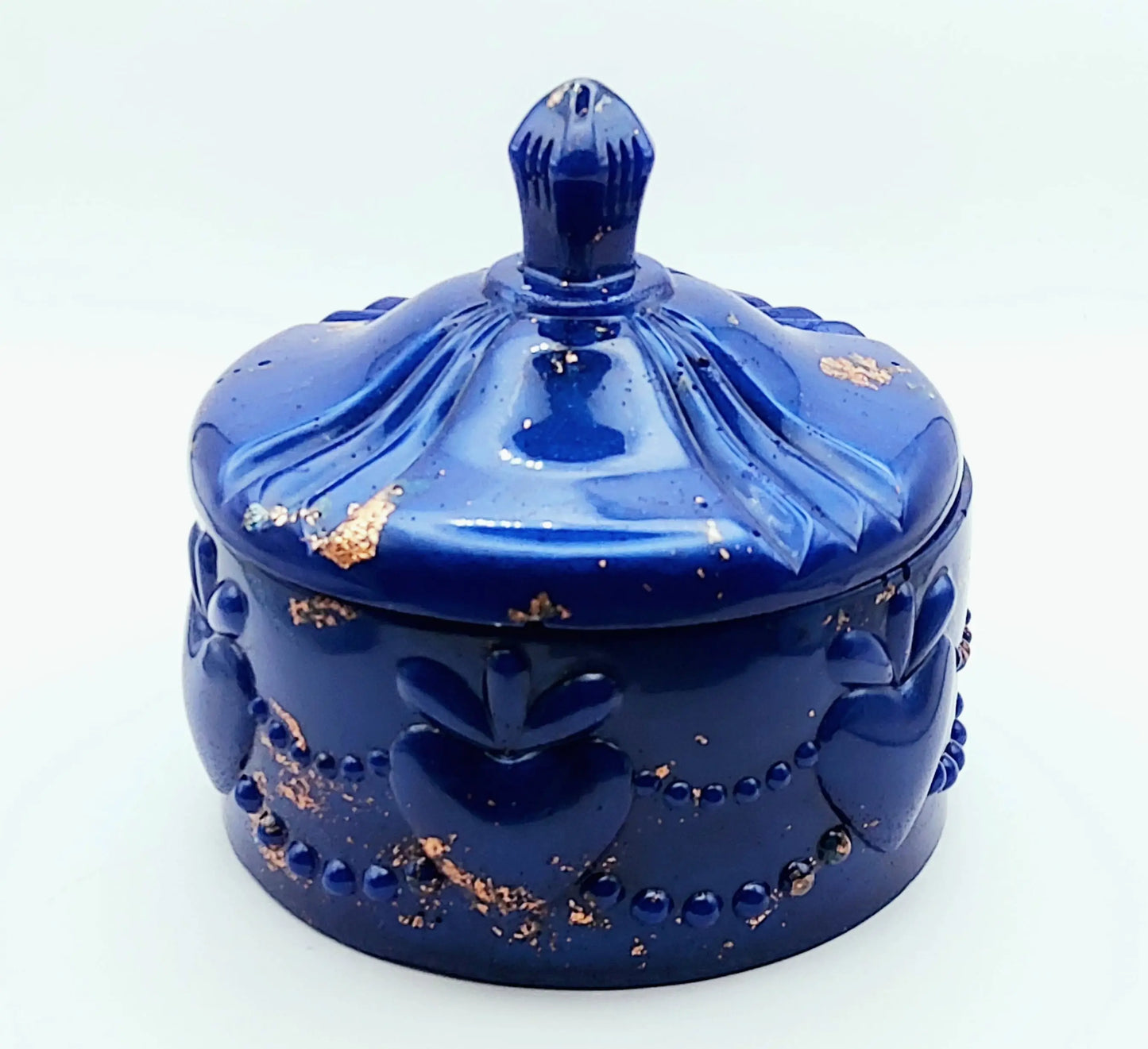 Boîte de rangement "Guirlande" en résine époxy. Bleu et feuille de cuivre. Fermée.