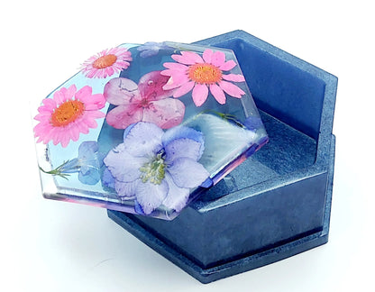 Boîte de rangement "Hexagone" en résine époxy. bleu et fleurs séchées naturelles roses et mauves. Entrouverte.