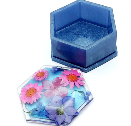 Boîte de rangement "Hexagone" en résine époxy. bleu et fleurs séchées naturelles roses et mauves. Ouverte.