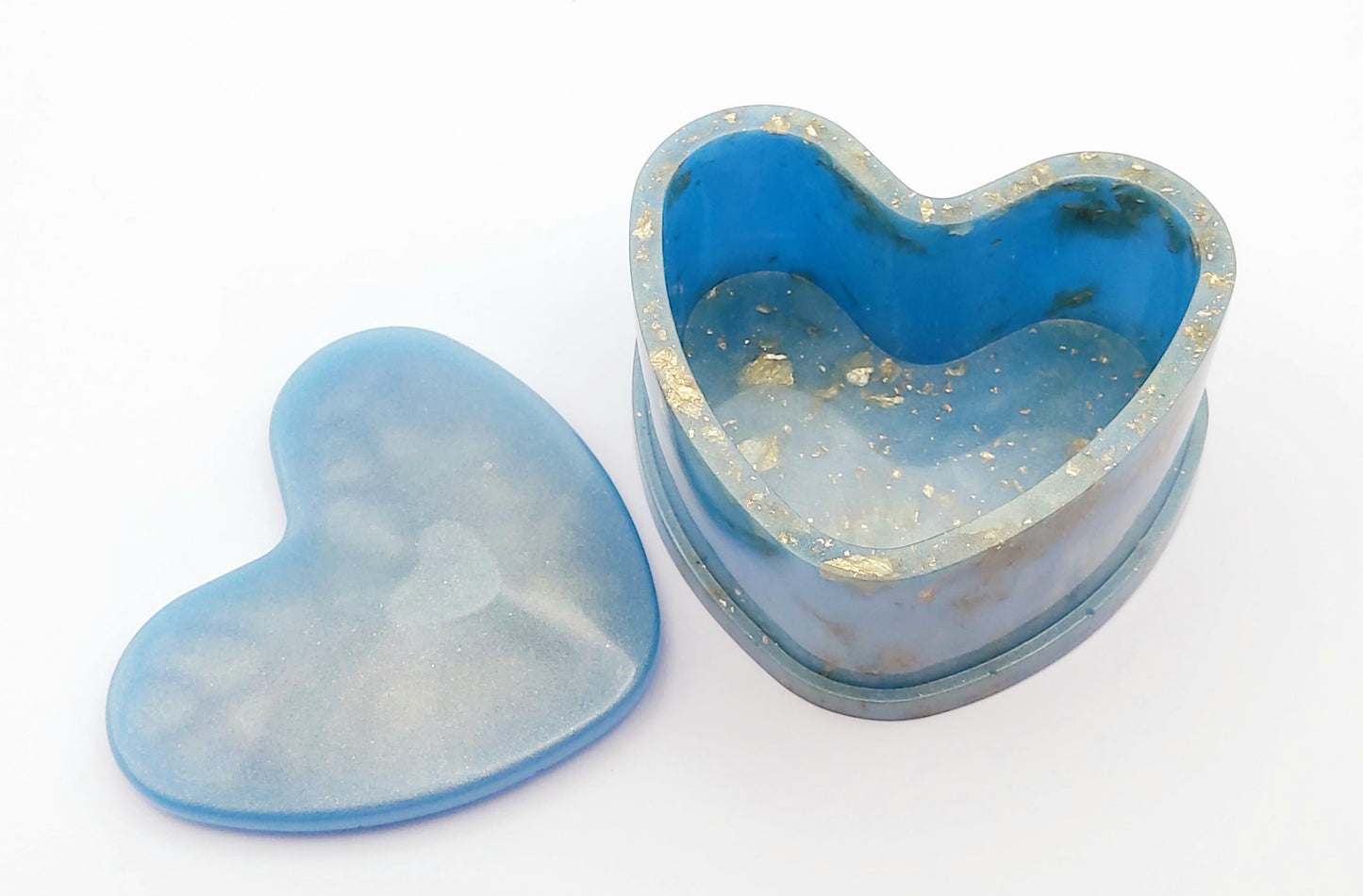 Boîte "Coeur" en résine époxy, bleu et feuille d'or, ouverte