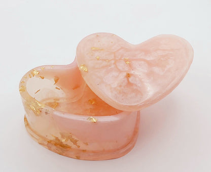 Boîte Coeur en résine époxy, Rose poudré et feuille d'or, semi-ouverte