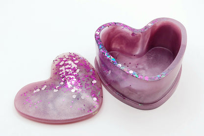 Boîte "Coeur" en résine époxy, violet et paillettes holographiques, ouverte