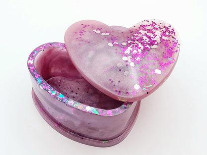 Boîte "Coeur" en résine époxy, violet et paillettes, ouverte