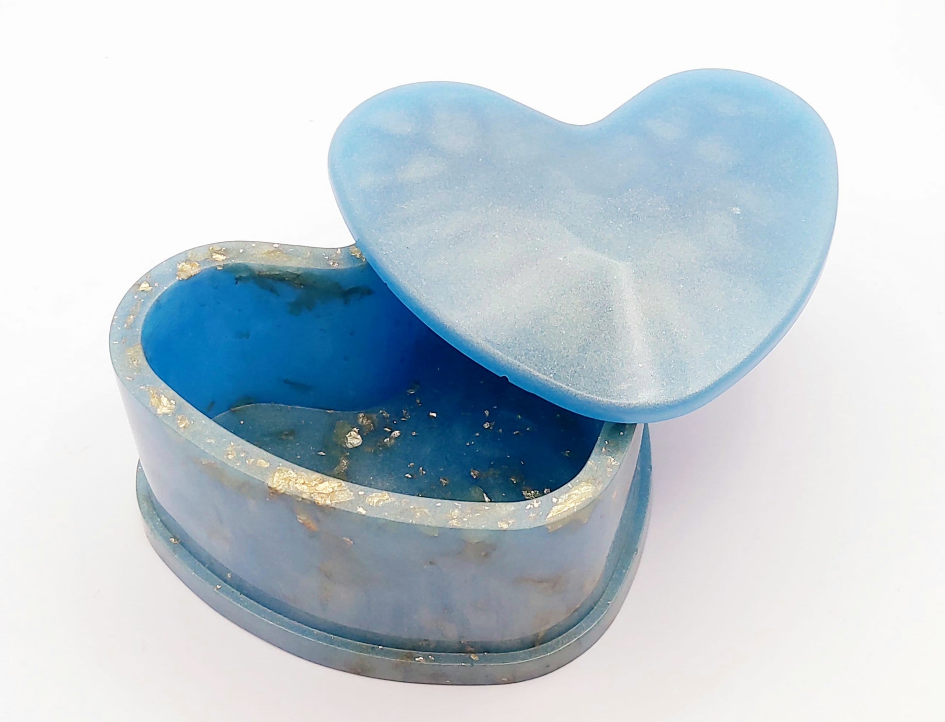 Boîte "Coeur" en résine époxy, bleu et feuille d'or, semi ouverte