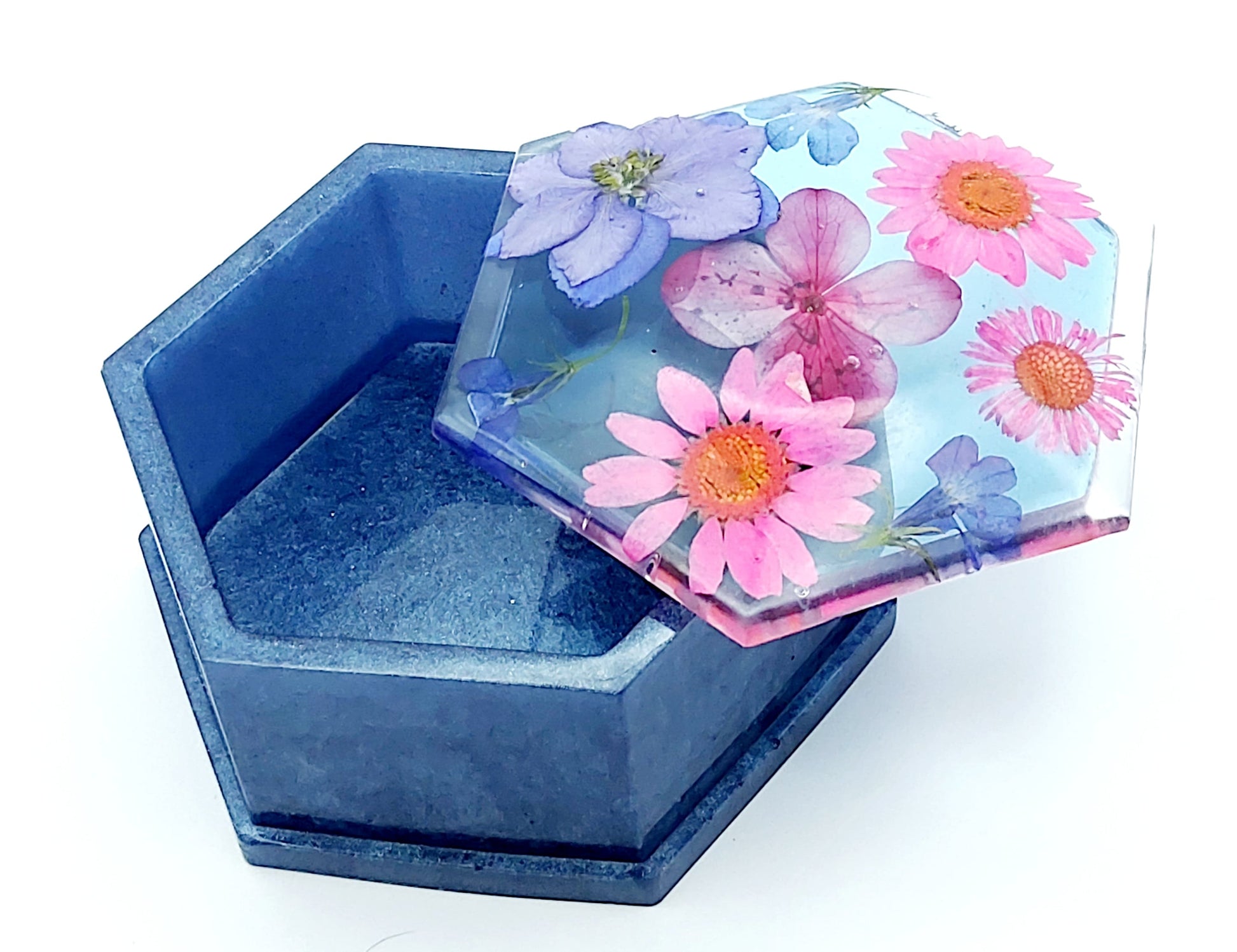 Boîte de rangement "Hexagone" en résine époxy. bleu et fleurs séchées naturelles roses et mauves. Entrouverte.