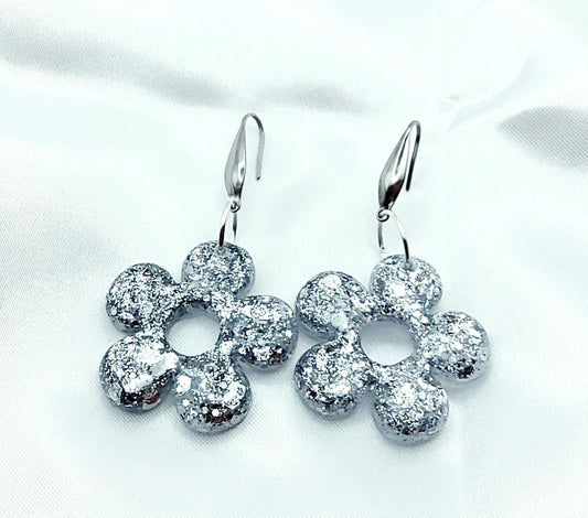 Boucles d'oreilles FLORA en résine époxy. Paillettes argentées - PRETTY RESINE