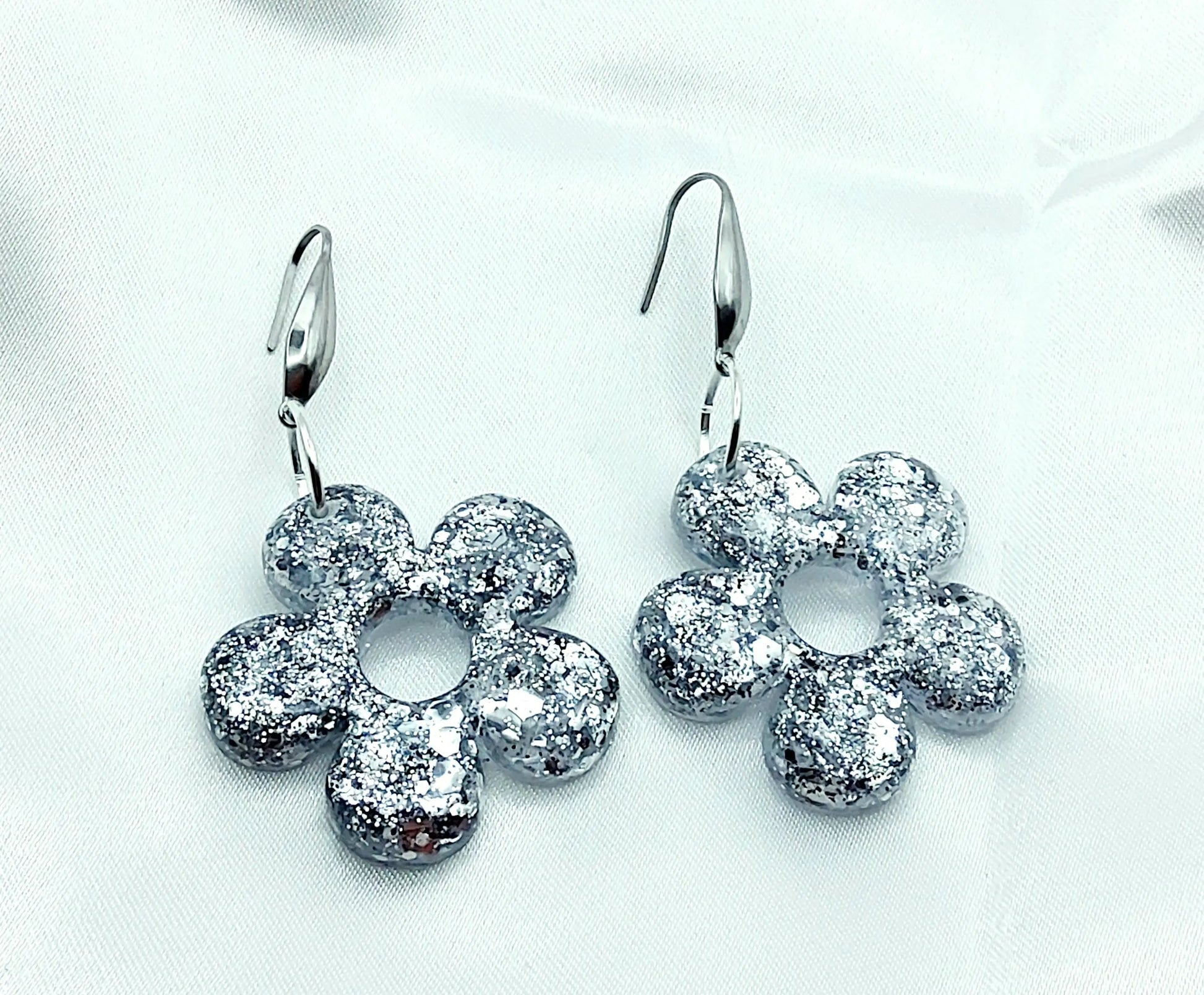 Boucles d'oreilles FLORA en résine époxy. Paillettes argentées - PRETTY RESINE