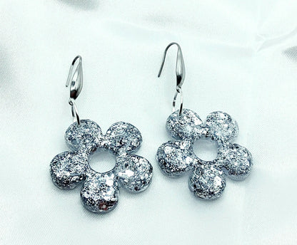 Boucles d'oreilles FLORA en résine époxy. Paillettes argentées - PRETTY RESINE