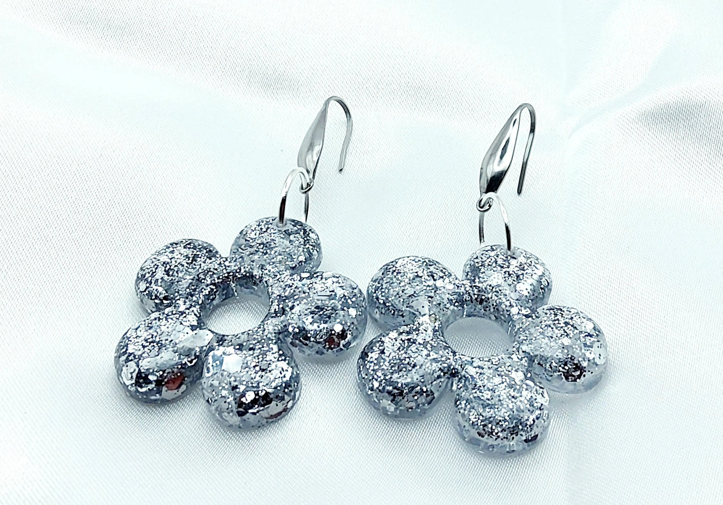 Boucles d'oreilles FLORA en résine époxy. Paillettes argentées - PRETTY RESINE
