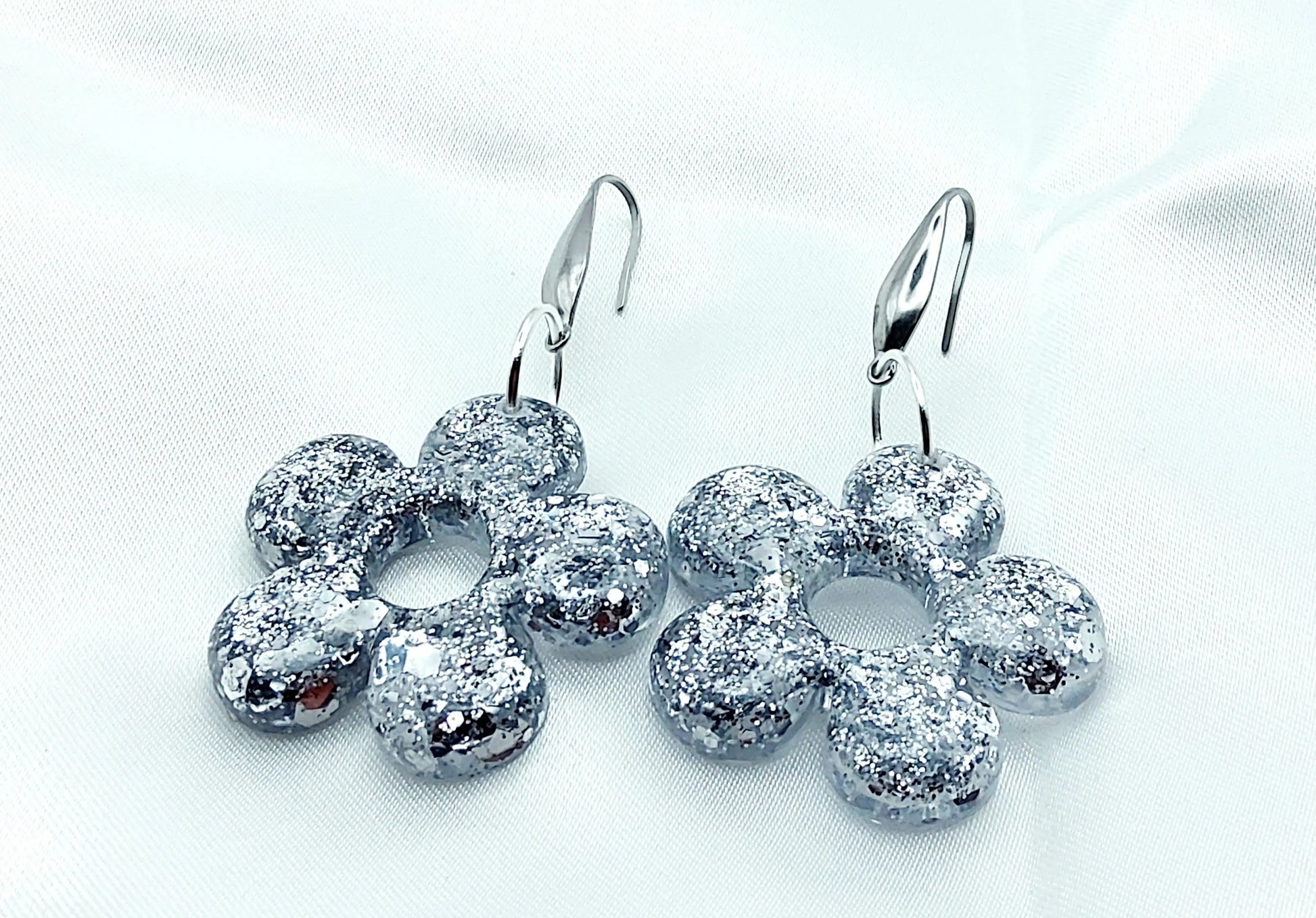 Boucles d'oreilles FLORA en résine époxy. Paillettes argentées - PRETTY RESINE