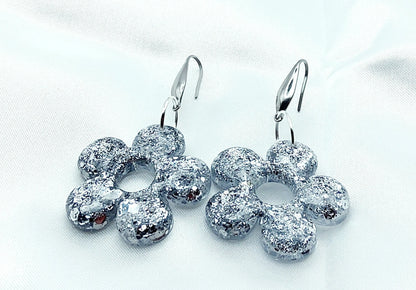 Boucles d'oreilles FLORA en résine époxy. Paillettes argentées - PRETTY RESINE