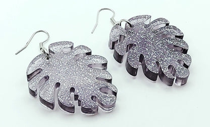 Boucles d'oreilles Feuilles, en résine époxy. Grises et paillettes argentées