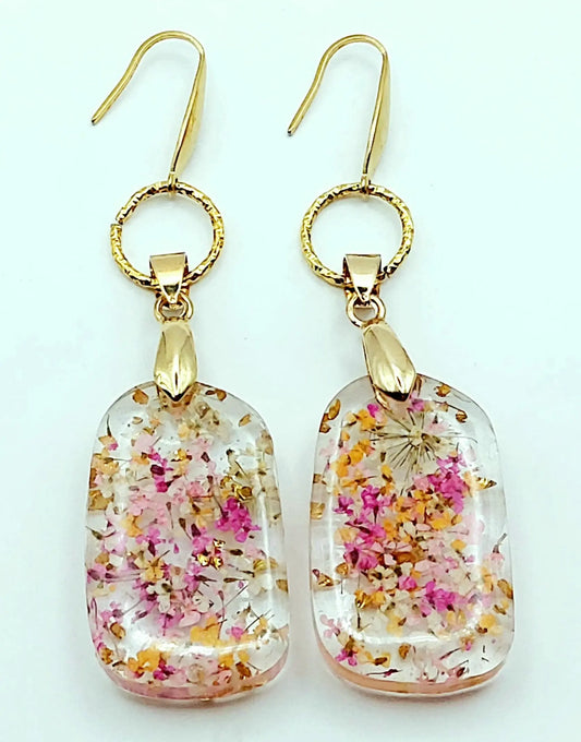 Boucles d'oreilles PENDANTES en résine époxy. Fleurs roses, oranges et blanches.