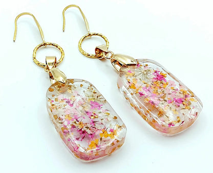 Boucles d'oreilles PENDANTES en résine. Fleurs roses, oranges et blanches PRETTY RESINE