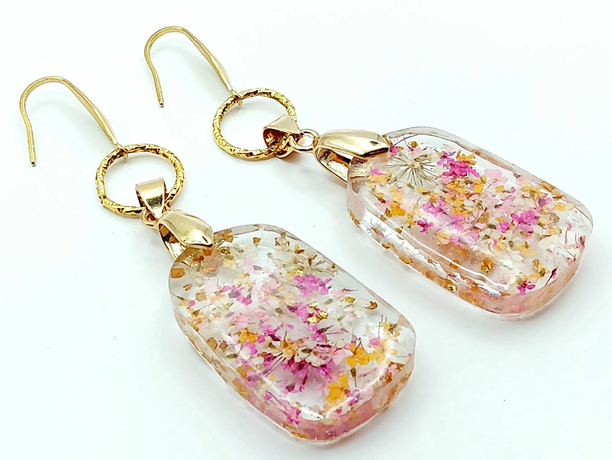 Boucles d'oreilles PENDANTES en résine. Fleurs roses, oranges et blanches PRETTY RESINE