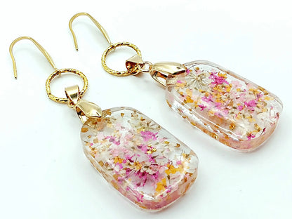 Boucles d'oreilles PENDANTES en résine. Fleurs roses, oranges et blanches PRETTY RESINE