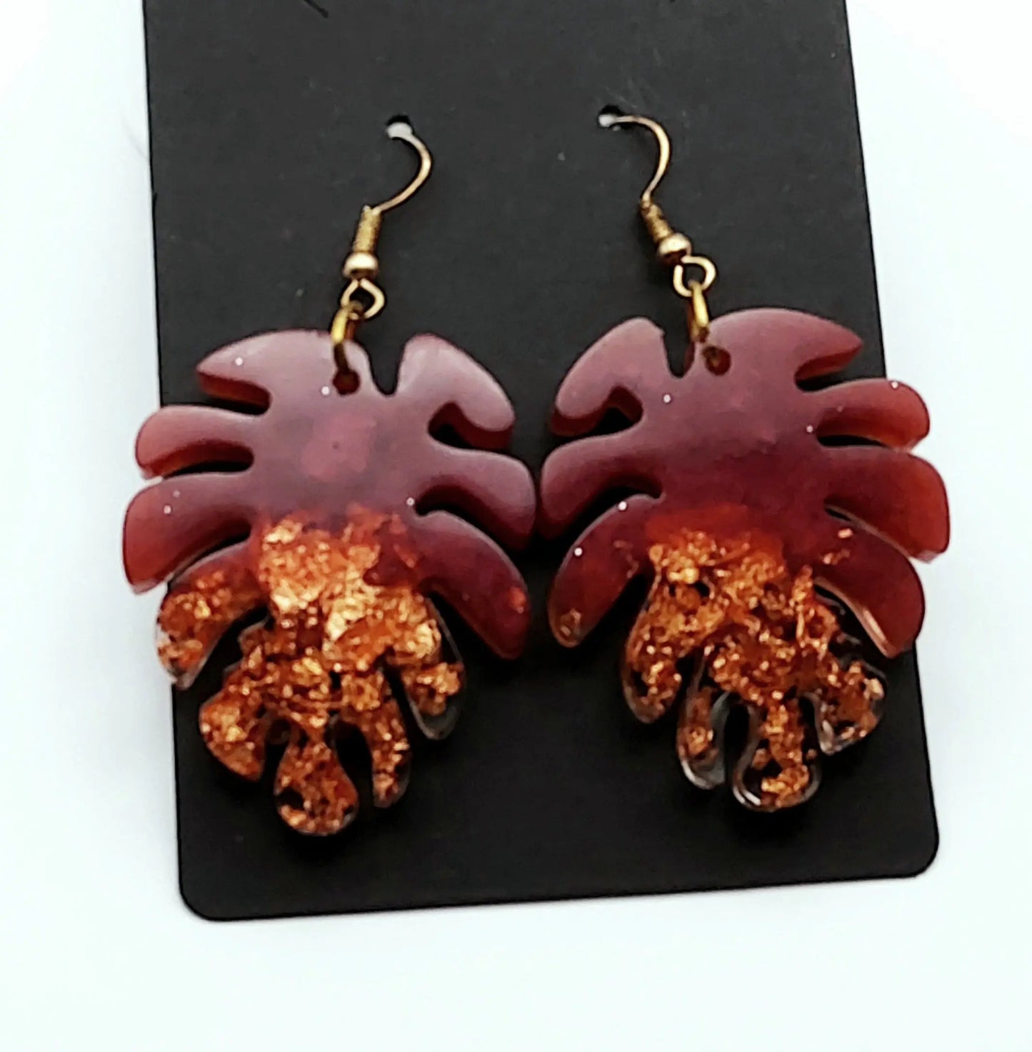 Boucles d'oreilles "Feuilles" en résine époxy, Marron bordeaux et feuille d'or.