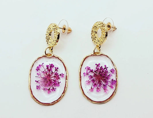 Boucles d'oreilles  en résine "Fleurs violettes"