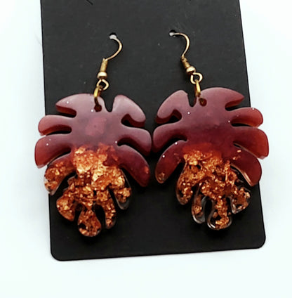 Boucles d'oreilles "Feuilles" en résine époxy, Marron bordeaux et feuille d'or.