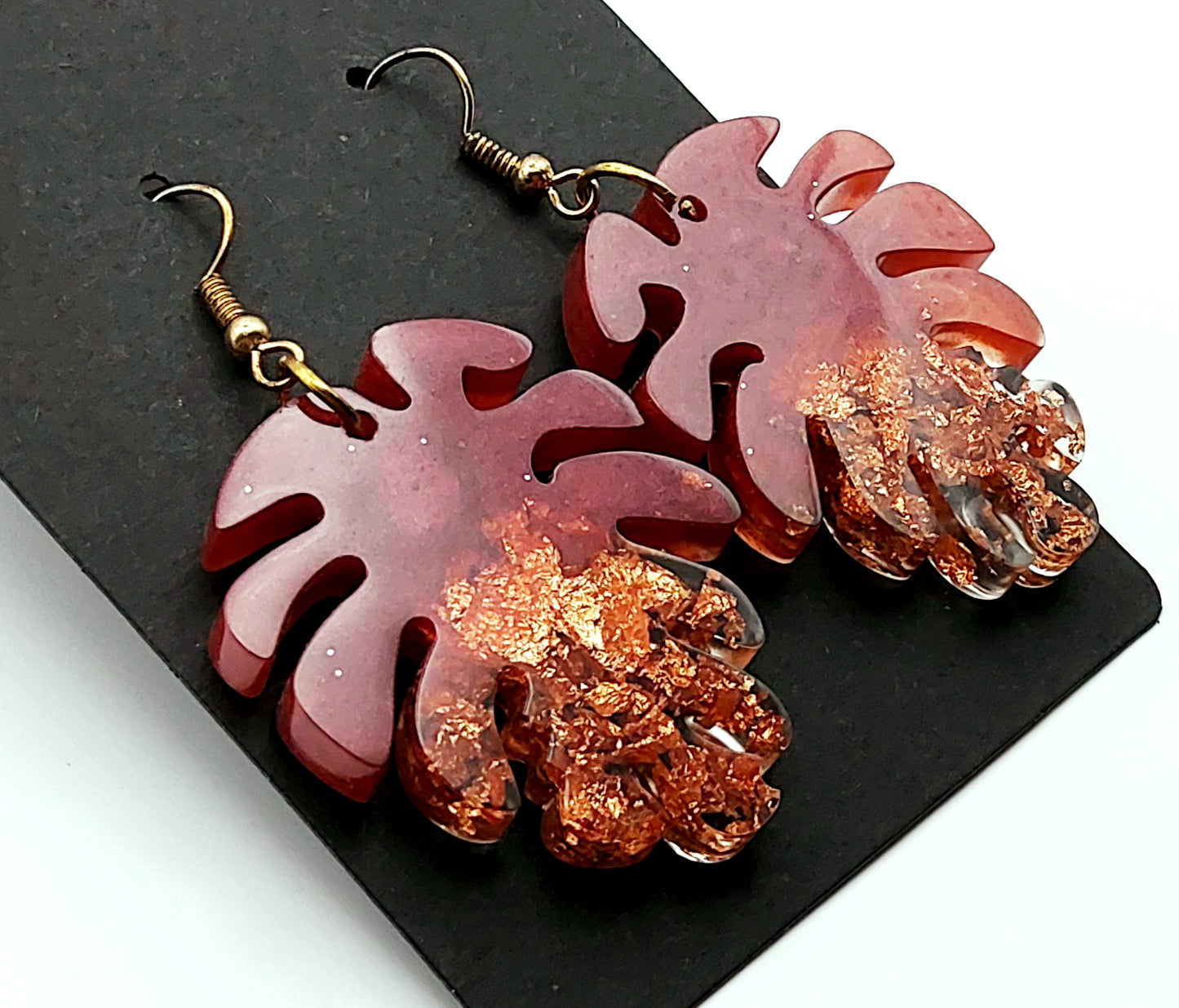 Boucles d'oreilles "Feuilles" en résine époxy, marron et feuille d'or.