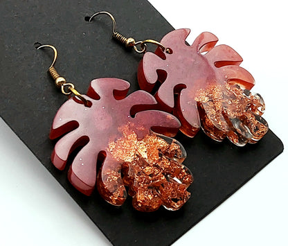 Boucles d'oreilles "Feuilles" en résine époxy, marron et feuille d'or.