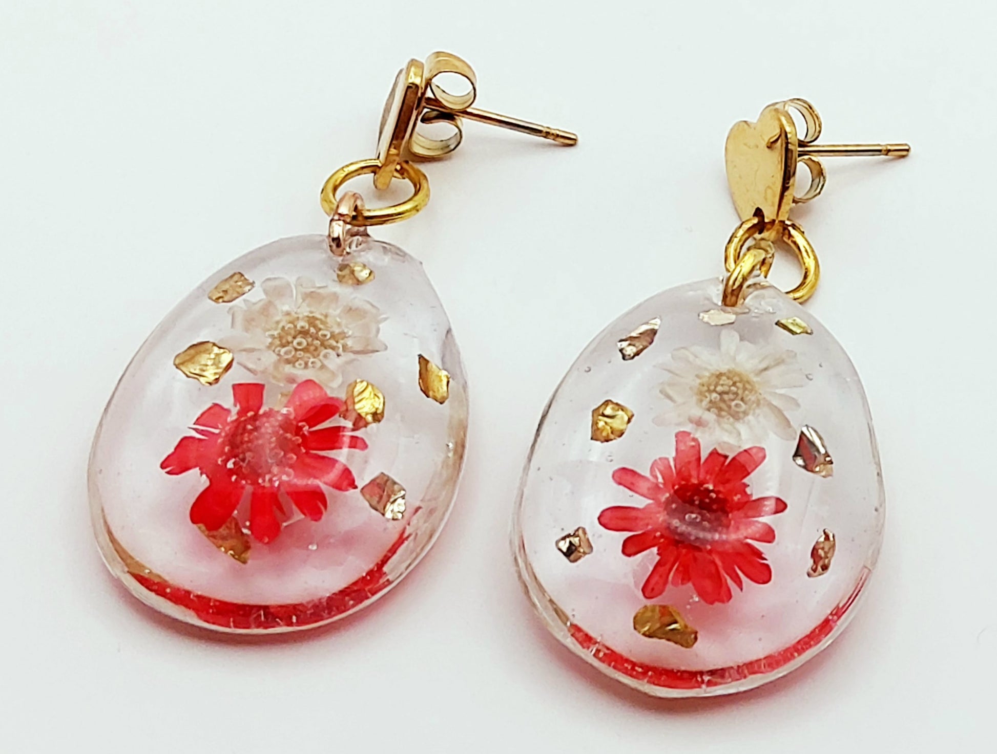 Boucle d'oreilles en résine "Fleur dans une goutte d'eau"- Fleurs rouges et inserts dorés - Apprêt en forme de coeur