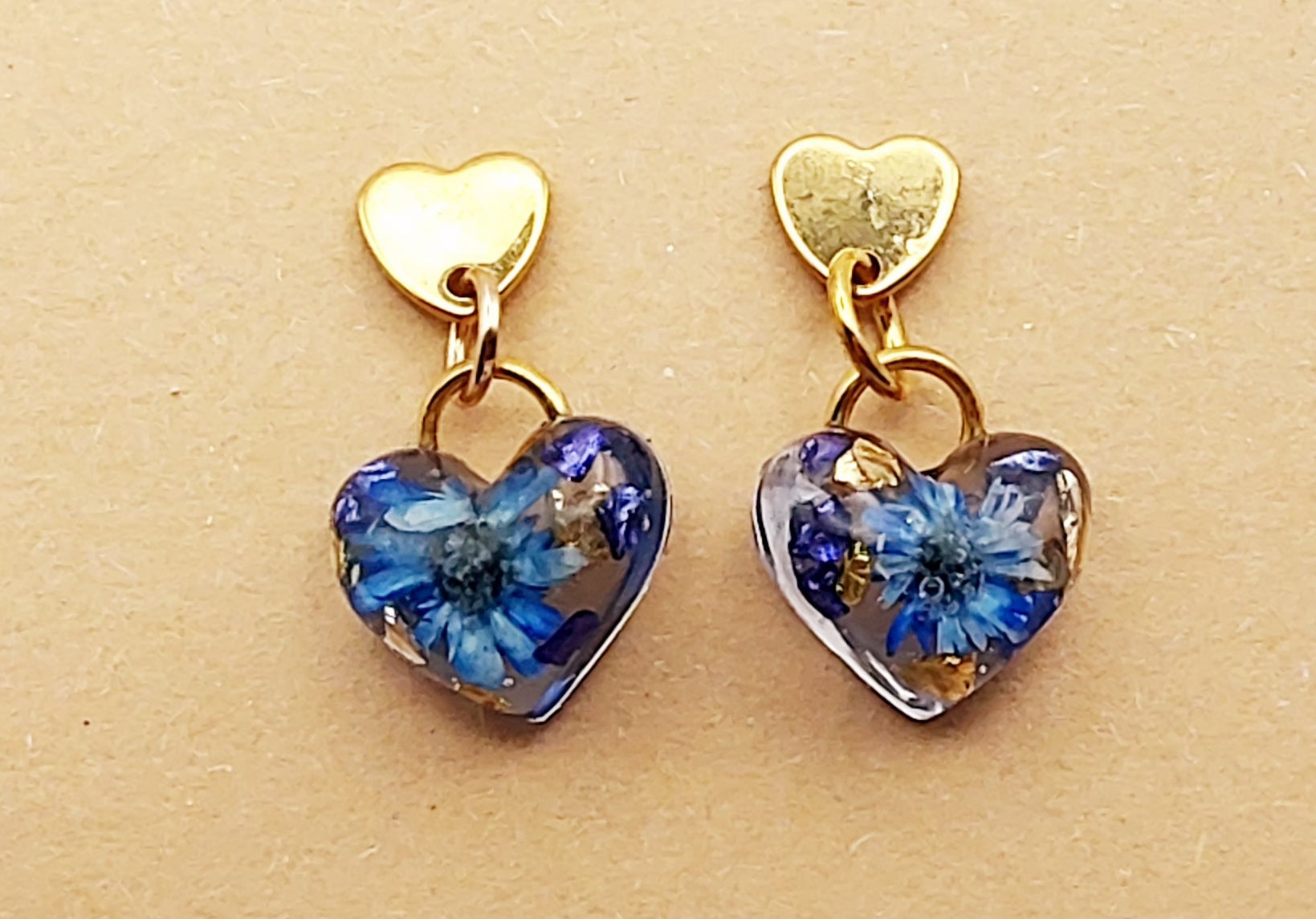 Boucles d'oreilles "Petits Coeurs fleuris", en résine époxy. Fleurs bleues et inserts dorés