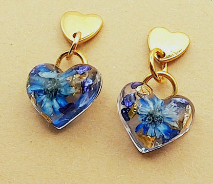 Boucles d'oreilles "Petits Coeurs fleuris", en résine époxy. Fleurs bleues