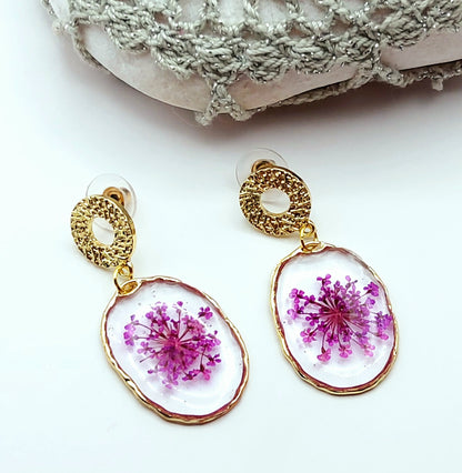 Boucles d'oreilles en résine "Fleurs violettes", ovales, apprêts dorés