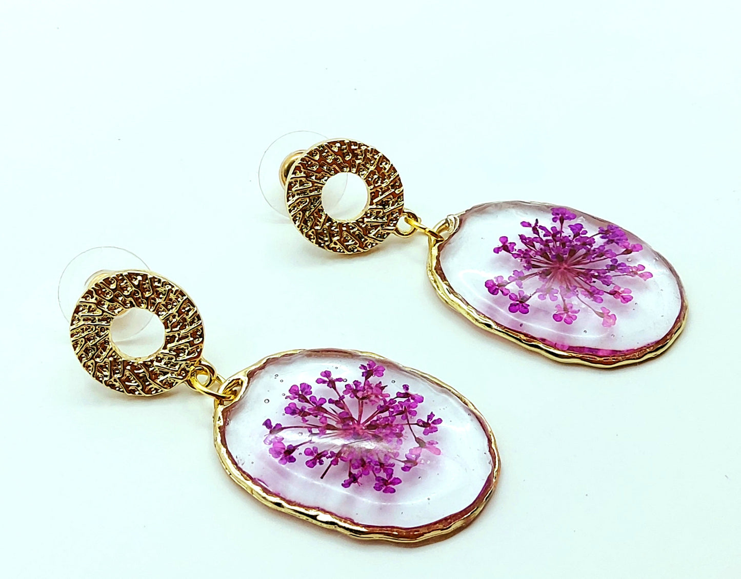 Boucles d'oreilles en résine "Fleurs violettes"