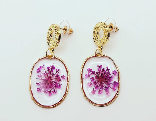 Boucles d'oreilles  en résine "Fleurs violettes"